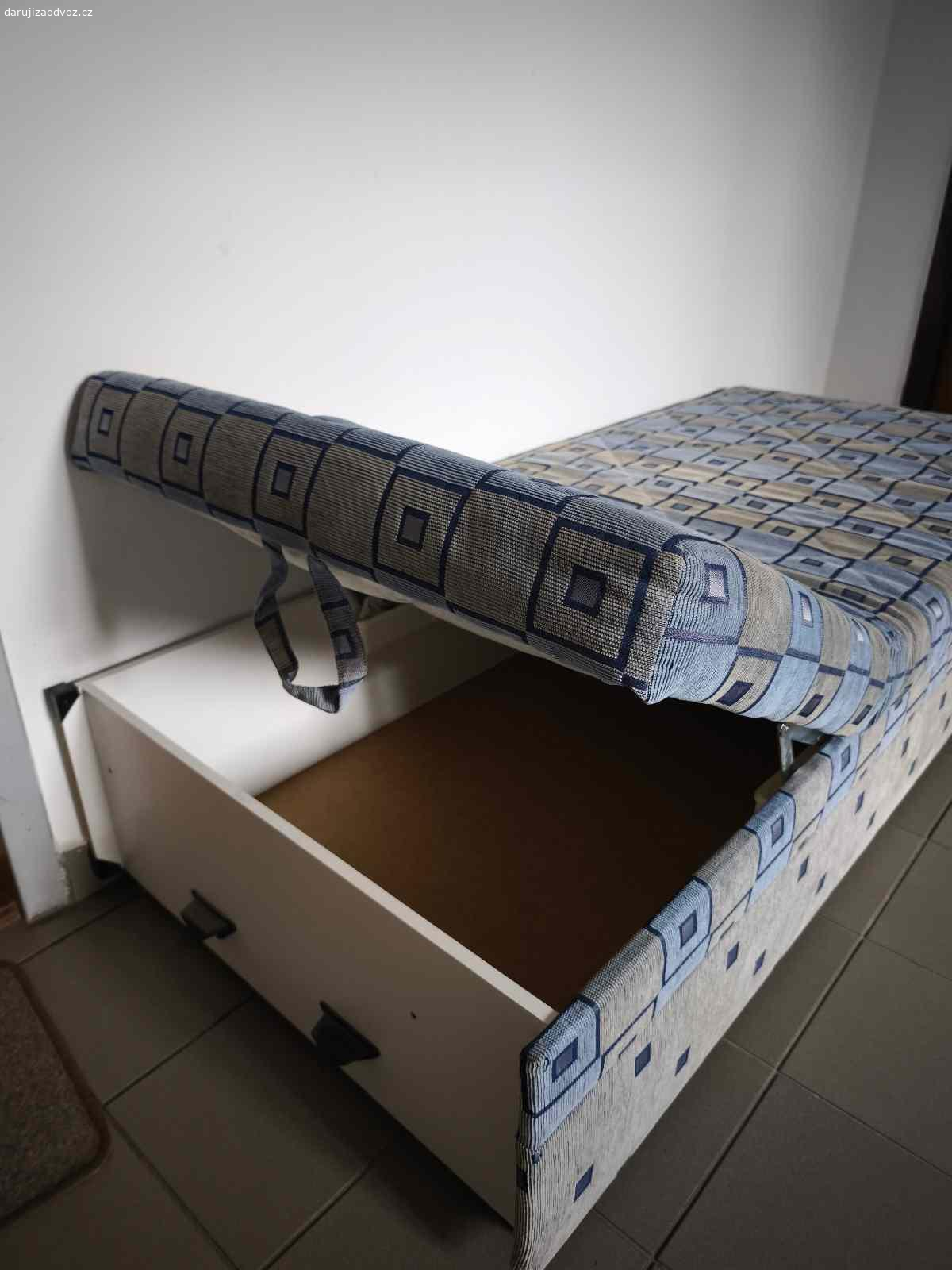 válenda. Daruji  polohovatelnou nepoškozenou válendu 200x90 s úložným protorem. Prosím SMS děkuji