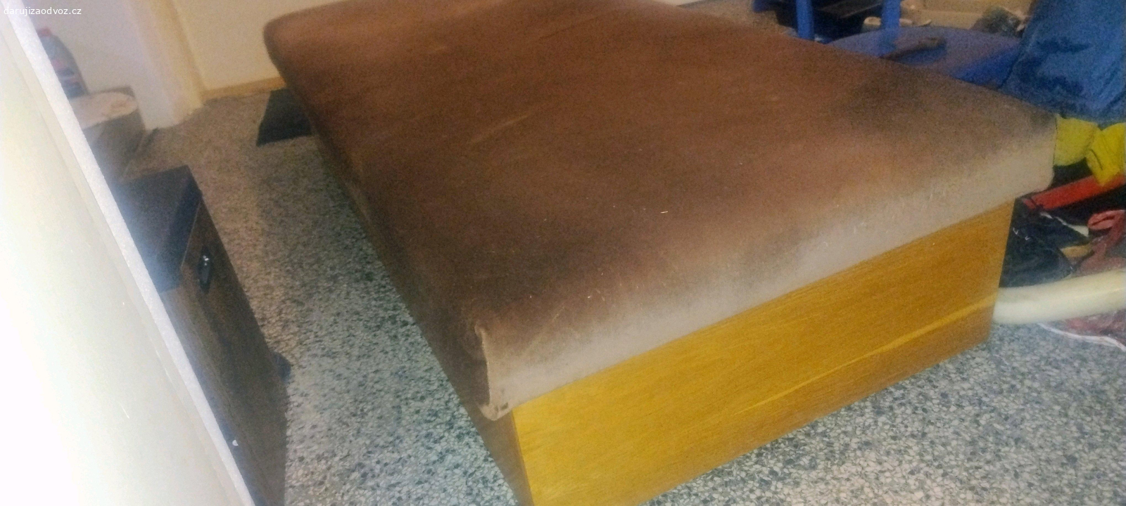 Válenda. Daruji starší, ale plně funkční válendu