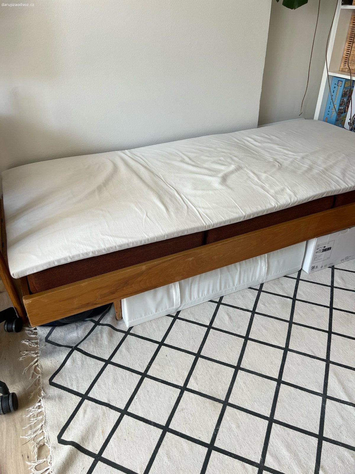 Valenda. Darujem za odvoz drevenú válendu s rozmermi 200x90 cm, ktorú sme využívali primárne ako gauč. Válenda je praktická a plne funkčná, pozostáva z troch samostatných matracov hnedo-červenej farby.

Súčasťou darovaného nábytku je aj mäkká molitanová podložka v neutrálnom, pieskovo obale - prateľný.

Rozmery: 200 x 90 cm

Odvoz je možný v termíne medzi 4. a 8. augustom (utorok - sobota) v blízkosti Grébovky.