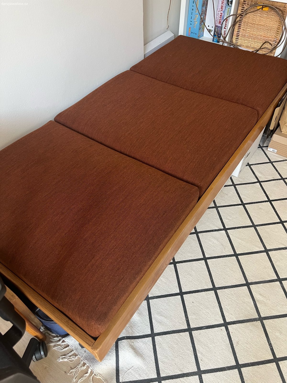 Valenda. Darujem za odvoz drevenú válendu s rozmermi 200x90 cm, ktorú sme využívali primárne ako gauč. Válenda je praktická a plne funkčná, pozostáva z troch samostatných matracov hnedo-červenej farby.

Súčasťou darovaného nábytku je aj mäkká molitanová podložka v neutrálnom, pieskovo obale - prateľný.

Rozmery: 200 x 90 cm

Odvoz je možný v termíne medzi 4. a 8. augustom (utorok - sobota) v blízkosti Grébovky.