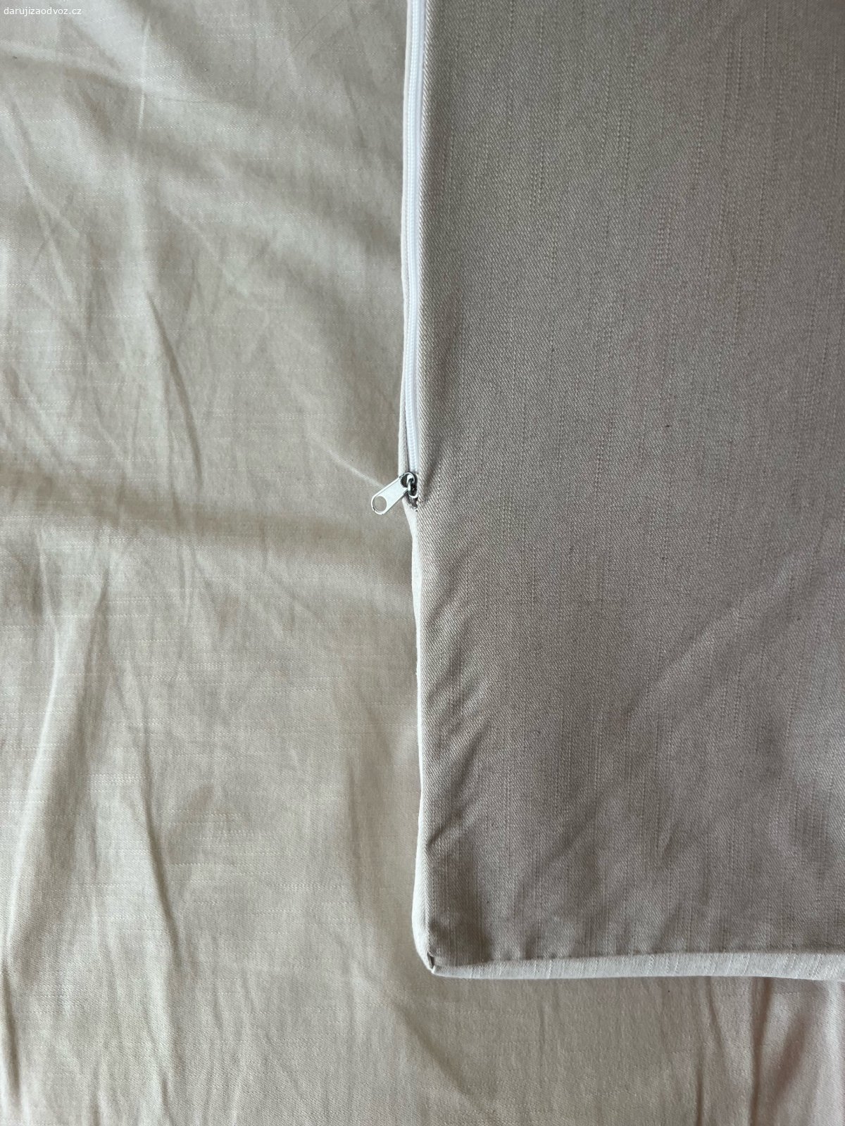Valenda. Darujem za odvoz drevenú válendu s rozmermi 200x90 cm, ktorú sme využívali primárne ako gauč. Válenda je praktická a plne funkčná, pozostáva z troch samostatných matracov hnedo-červenej farby.

Súčasťou darovaného nábytku je aj mäkká molitanová podložka v neutrálnom, pieskovo obale - prateľný.

Rozmery: 200 x 90 cm

Odvoz je možný v termíne medzi 4. a 8. augustom (utorok - sobota) v blízkosti Grébovky.