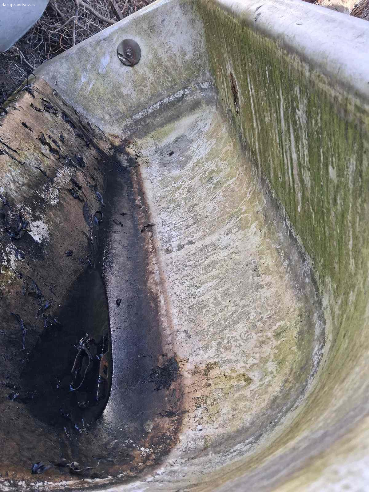 Vana litinová. Stará litinová vana. Nutný vlastní odvoz. Neprotéká, funkční, byla používaná na zalévání.