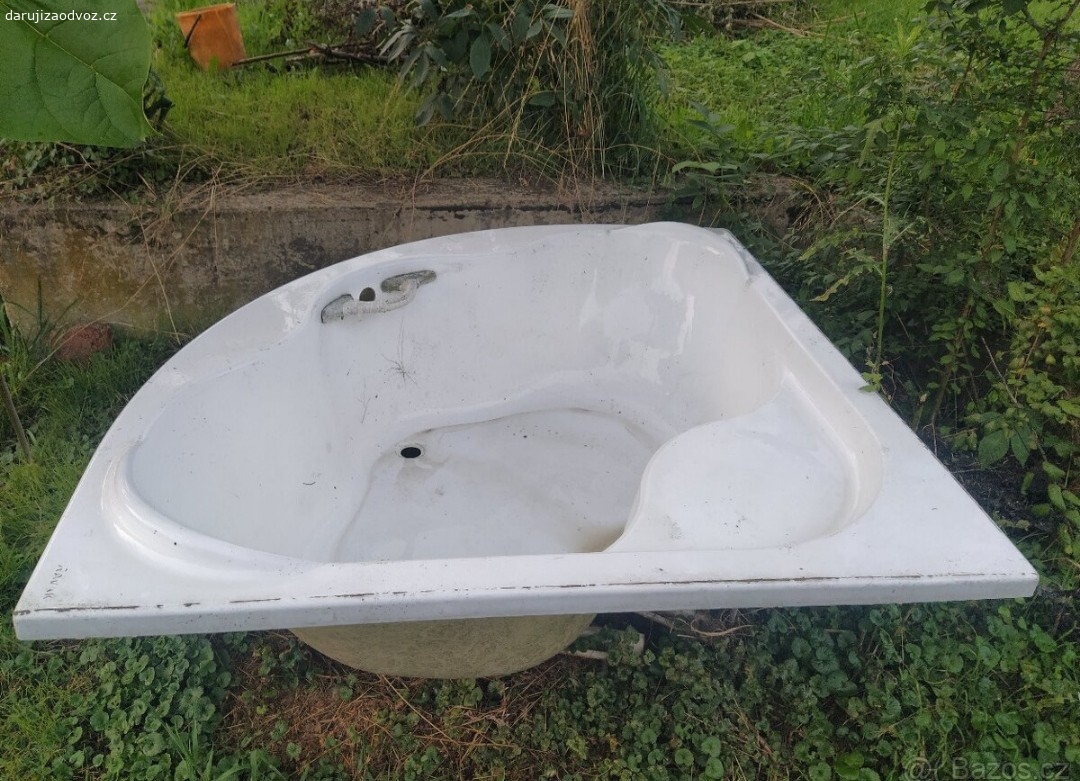 Vana rohová. Daruji za odvoz rohovou vanu umístěnou na zahradě.