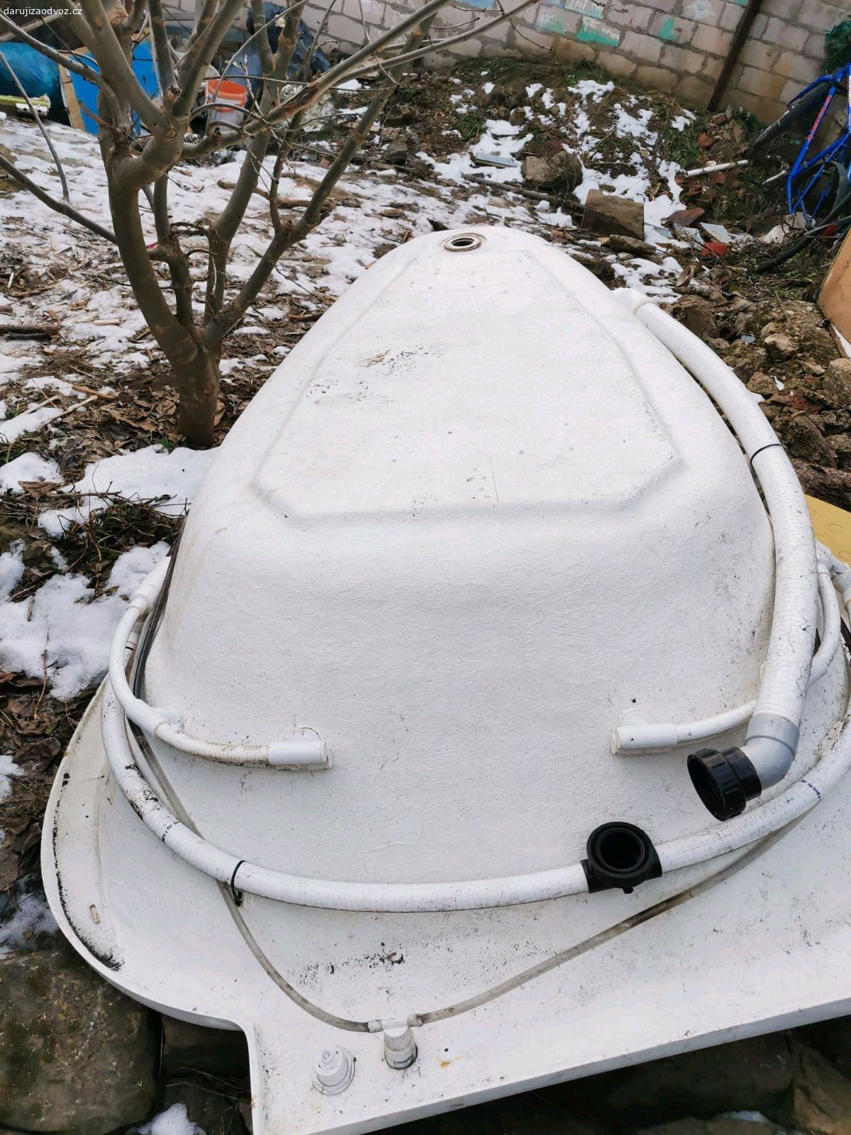 Vana s virivkou. Za odvoz masazni vanu s virivkou. Laminat. 180*140 cm. Funkcni, chybi jen odtokovy uzaver. Bude potreba vycistit.