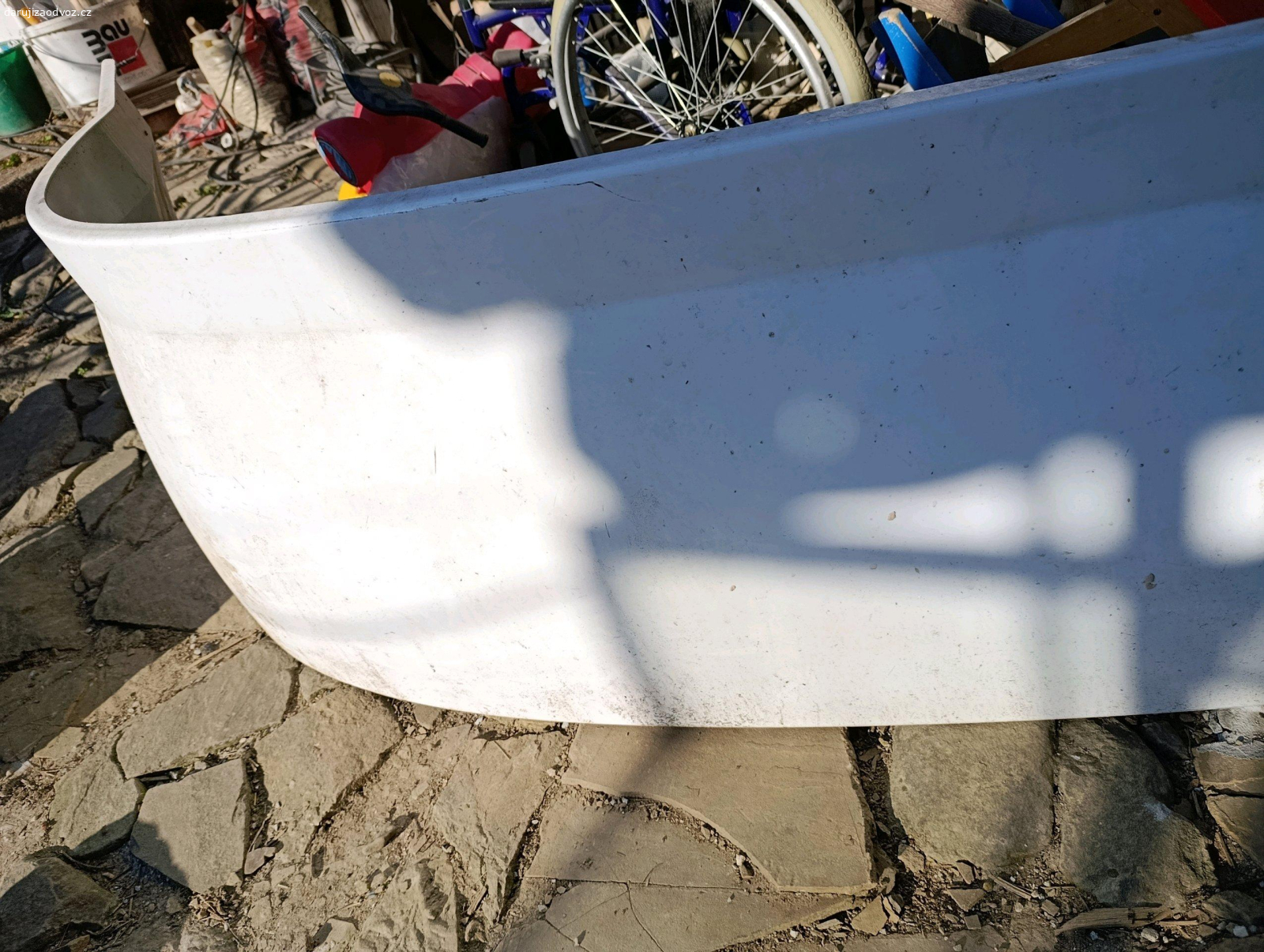 Vana s virivkou. Za odvoz masazni vanu s virivkou. Laminat. 180*140 cm. Funkcni, chybi jen odtokovy uzaver. Bude potreba vycistit.