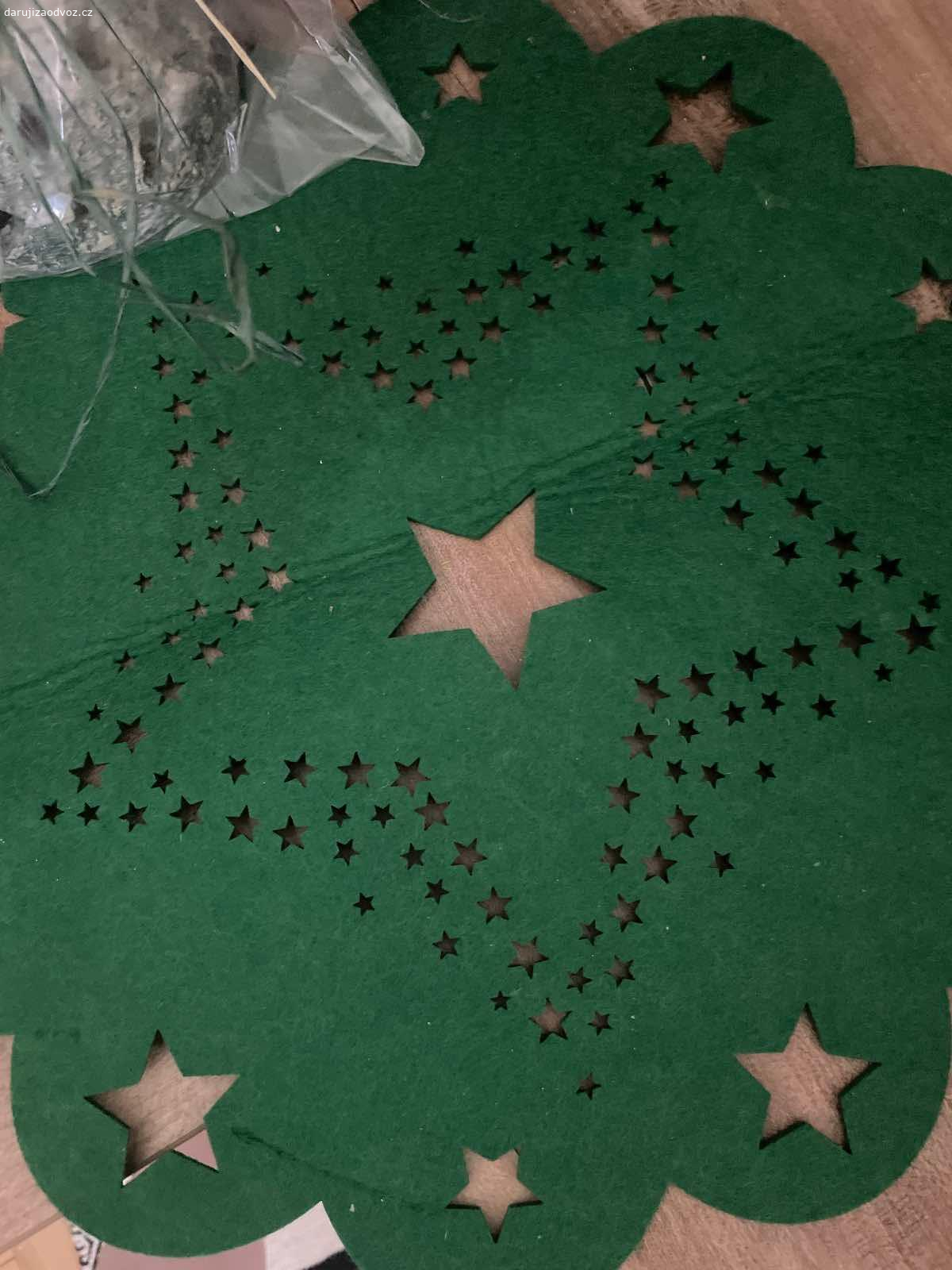 Vanocni dekorace, ozdoby. Slamenky, nejaci andilci, podlozka, vetsi andelsky svicen na čajovou svicku, celofánovy obal zapraseny). 
Jako celek daruji prosim co nejdrive.