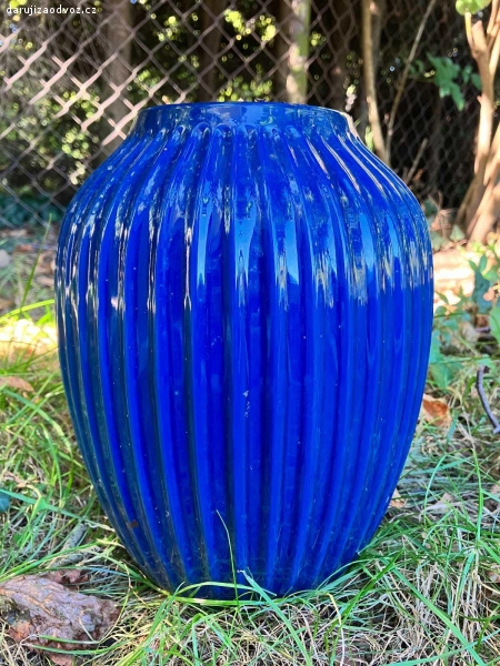Vaza. Daruji modrou vázu. Barva je trochu tmavší.