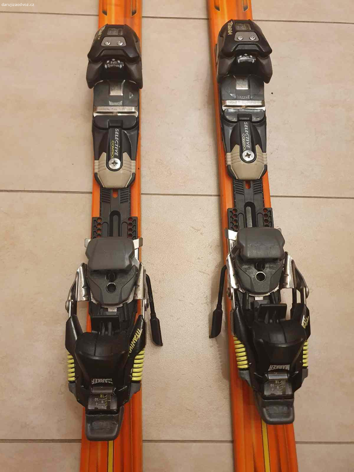 Vázání na lyže Marker Twincam M1 SC Titanium. Vázání na lyže Marker Twincam M1 SC Titanium namontované na lyžích Völkl P30 RC. Lyže mají poškozenou skluznici, ale vázání je funkční. Rád předám někomu, kdo využije.
