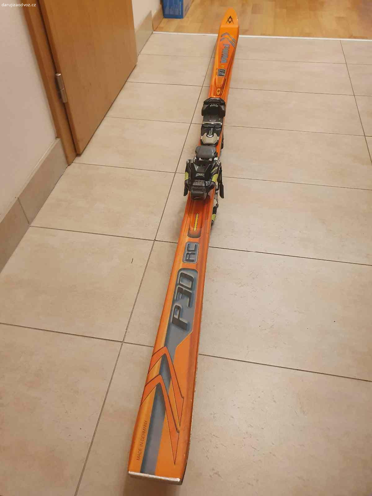 Vázání na lyže Marker Twincam M1 SC Titanium. Vázání na lyže Marker Twincam M1 SC Titanium namontované na lyžích Völkl P30 RC. Lyže mají poškozenou skluznici, ale vázání je funkční. Rád předám někomu, kdo využije.