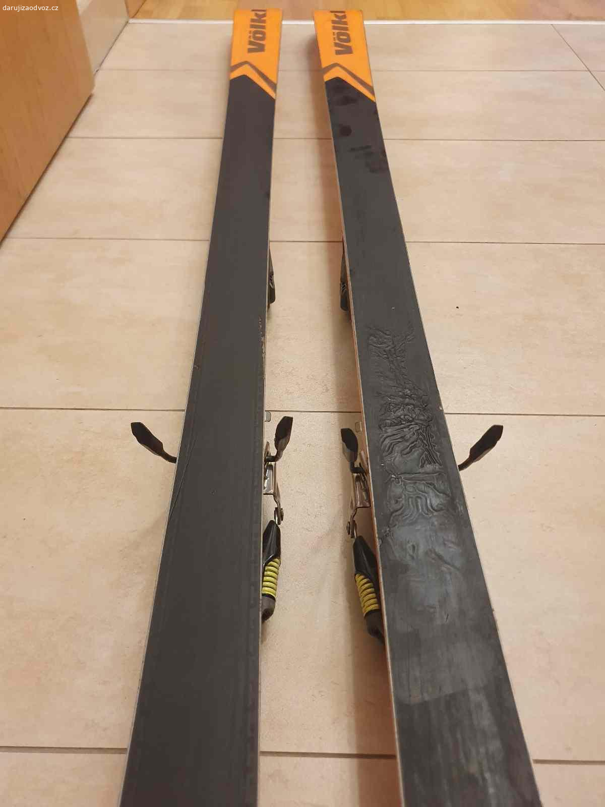 Vázání na lyže Marker Twincam M1 SC Titanium. Vázání na lyže Marker Twincam M1 SC Titanium namontované na lyžích Völkl P30 RC. Lyže mají poškozenou skluznici, ale vázání je funkční. Rád předám někomu, kdo využije.