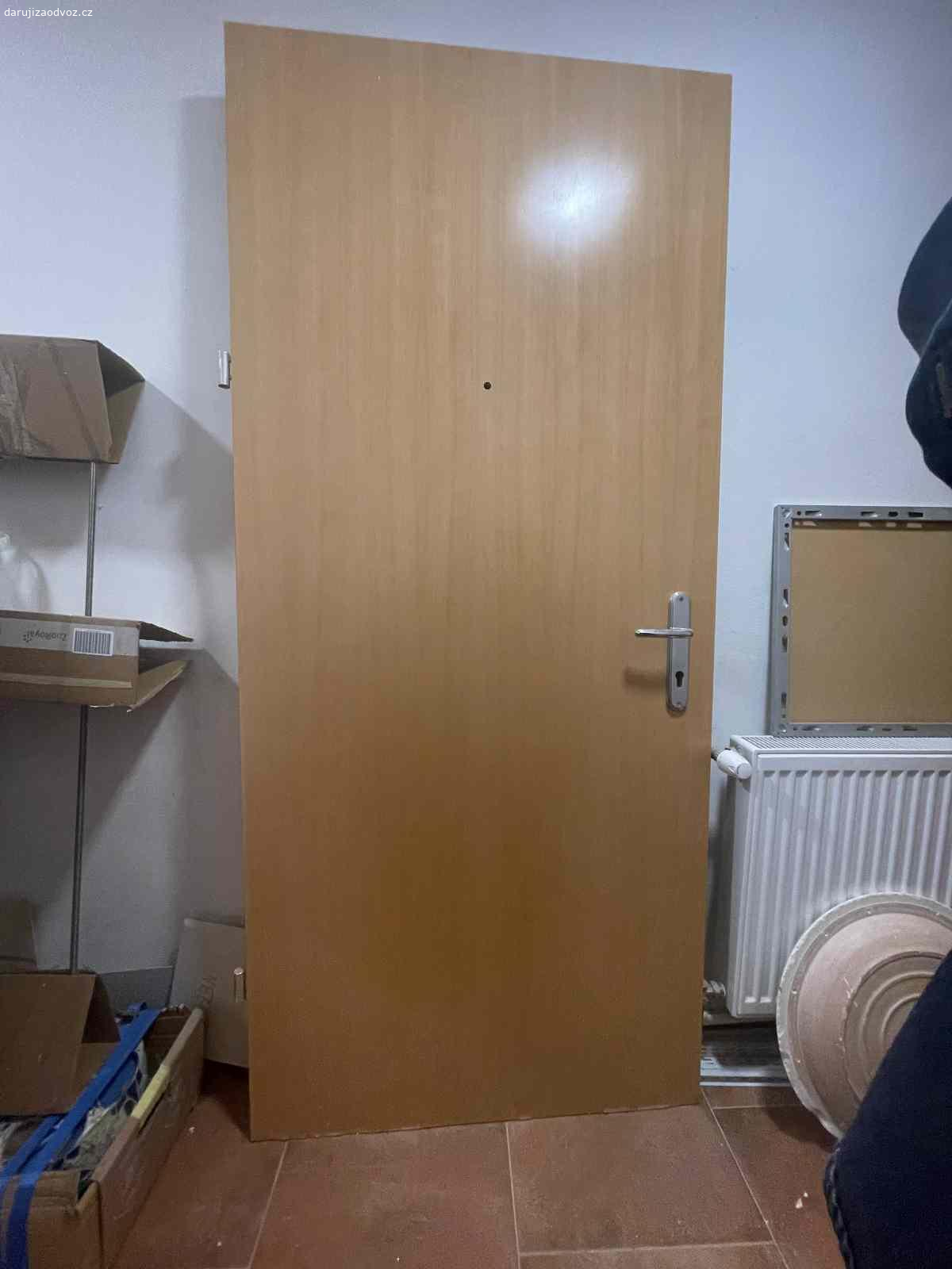 Vchodové protipožární, bezpečnostní dveře. v - 221 cm
š- 95 cm

Chybí jeden pant.'