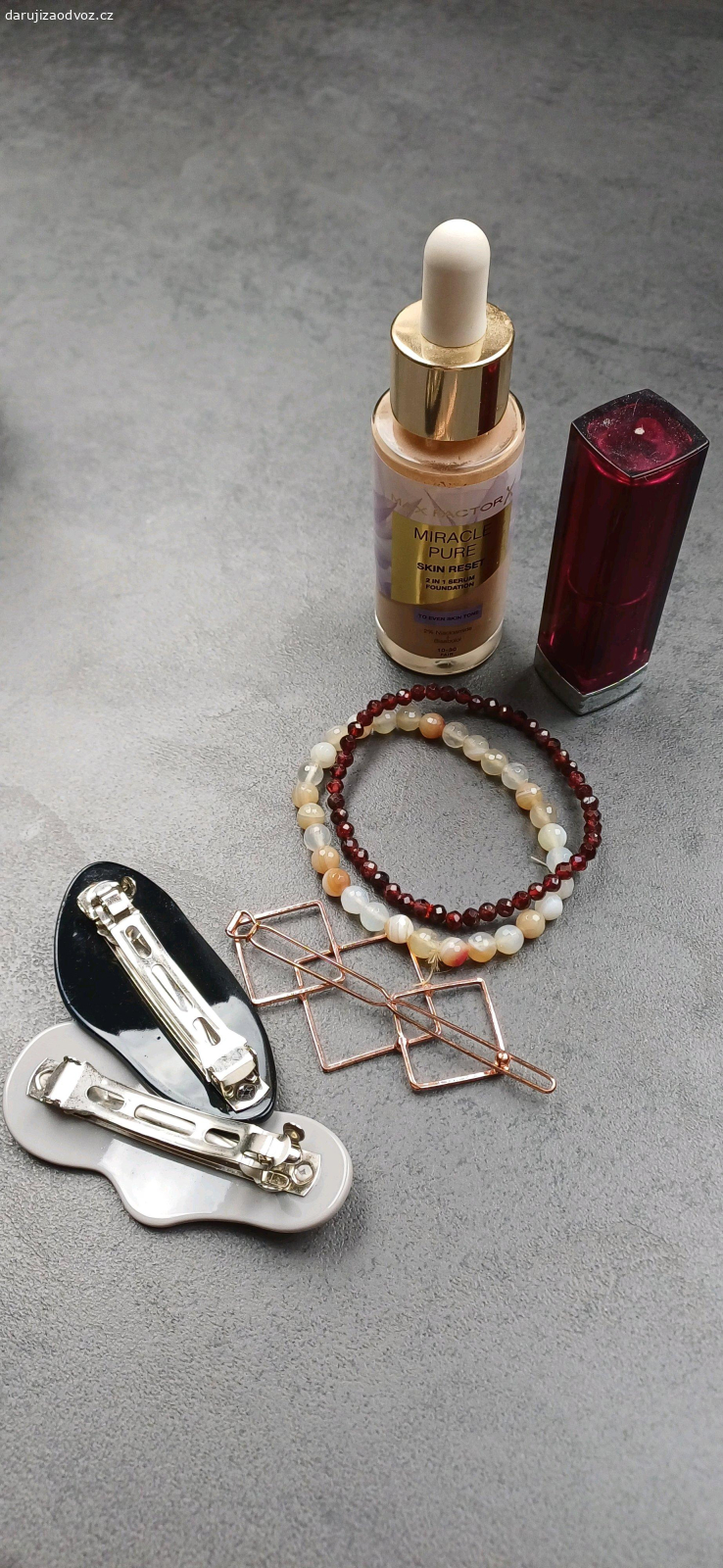 věci do domácnosti, kosmetika. hrnky, miska, podložka, povlak na polštar, kosmetika, sponky do vlasů, naramky