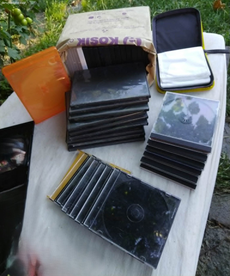 Velká sada cca 50 ks obalů na CD a DVD + cestovní