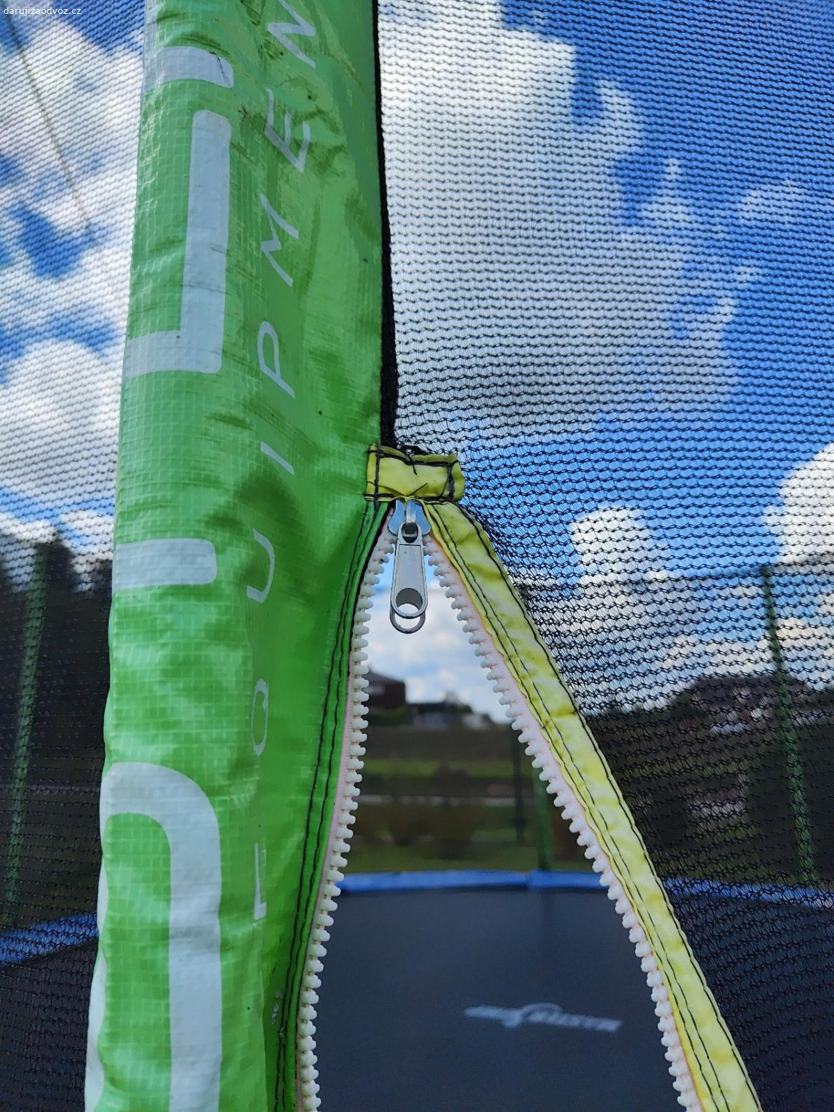 Velká trampolína 4,57m do 12.10.. Darujeme velkou trampolínu s měněnou ochrannou sítí a krytem pružin. Původní cena 7500. Konstrukce pevná, plocha starší, ale funkční a v pořádku. Kompletní, složená, nutná demontáž a vlastní odvoz. Spíš dodávka nebo vozík. Zdarma, ať ještě udělá radost dětem.
Odvezte si jí do 12.10. Potom jde do šrotu.