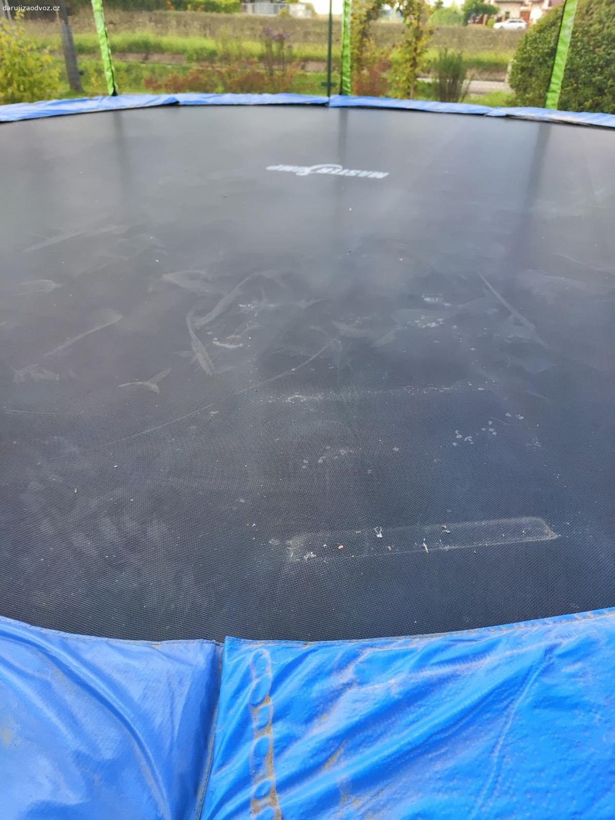 Velká trampolína 4,57m do 12.10.. Darujeme velkou trampolínu s měněnou ochrannou sítí a krytem pružin. Původní cena 7500. Konstrukce pevná, plocha starší, ale funkční a v pořádku. Kompletní, složená, nutná demontáž a vlastní odvoz. Spíš dodávka nebo vozík. Zdarma, ať ještě udělá radost dětem.
Odvezte si jí do 12.10. Potom jde do šrotu.