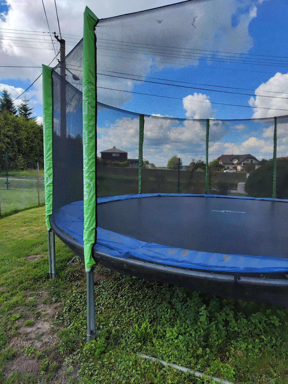 Velká trampolína 4,57m do 12.10.. Darujeme velkou trampolínu s měněnou ochrannou sítí a krytem pružin. Původní cena 7500. Konstrukce pevná, plocha starší, ale funkční a v pořádku. Kompletní, složená, nutná demontáž a vlastní odvoz. Spíš dodávka nebo vozík. Zdarma, ať ještě udělá radost dětem.
Odvezte si jí do 12.10. Potom jde do šrotu.