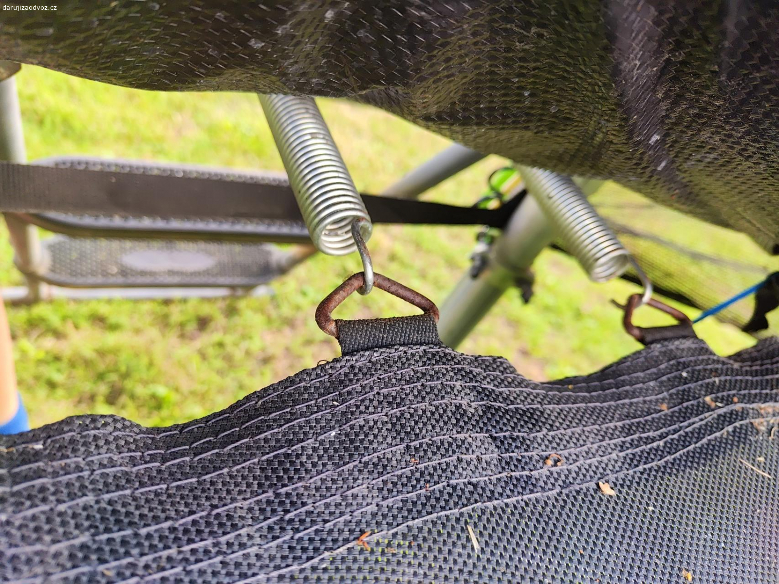 Velká trampolína 4,57m do 12.10.. Darujeme velkou trampolínu s měněnou ochrannou sítí a krytem pružin. Původní cena 7500. Konstrukce pevná, plocha starší, ale funkční a v pořádku. Kompletní, složená, nutná demontáž a vlastní odvoz. Spíš dodávka nebo vozík. Zdarma, ať ještě udělá radost dětem.
Odvezte si jí do 12.10. Potom jde do šrotu.