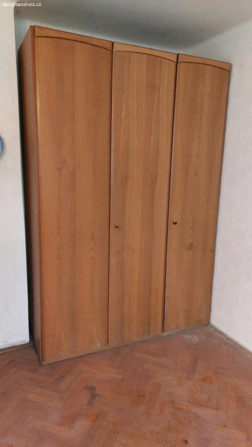 ​Velká třídveřová šatní skříň