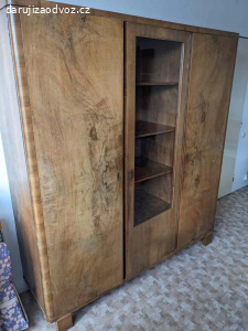 Velká trojdílná skříň z ořechového dřeva