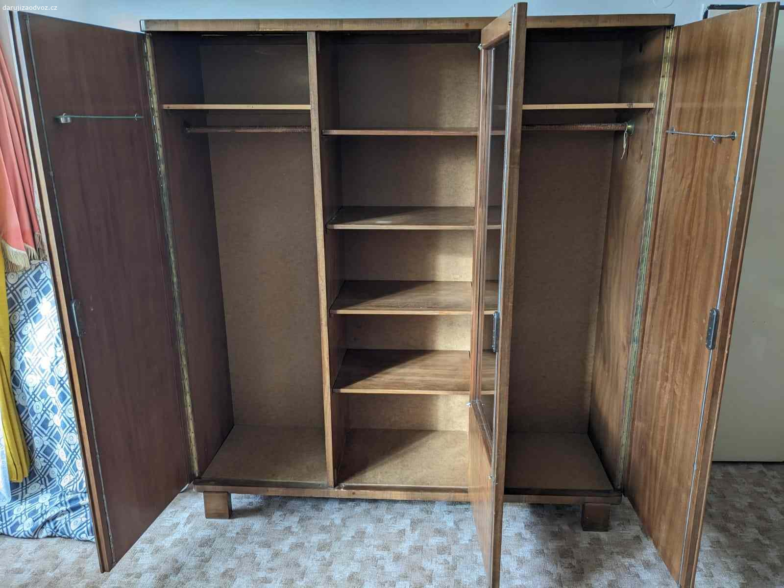 Velká trojdílná skříň z ořechového dřeva. Daruji za odvoz starou skříň z ořechového dřeva - viz fotky. Její rozměry jsou 176 x 196 x 50 cm (šířka x výška x hloubka). Jako bonus je možné přidat k tomu menší dvoudílnou skříň 195 x 110 x 50 cm (š x v x h) a / nebo noční stolek 58 x 46 x 34 cm ze stejného dřeva.