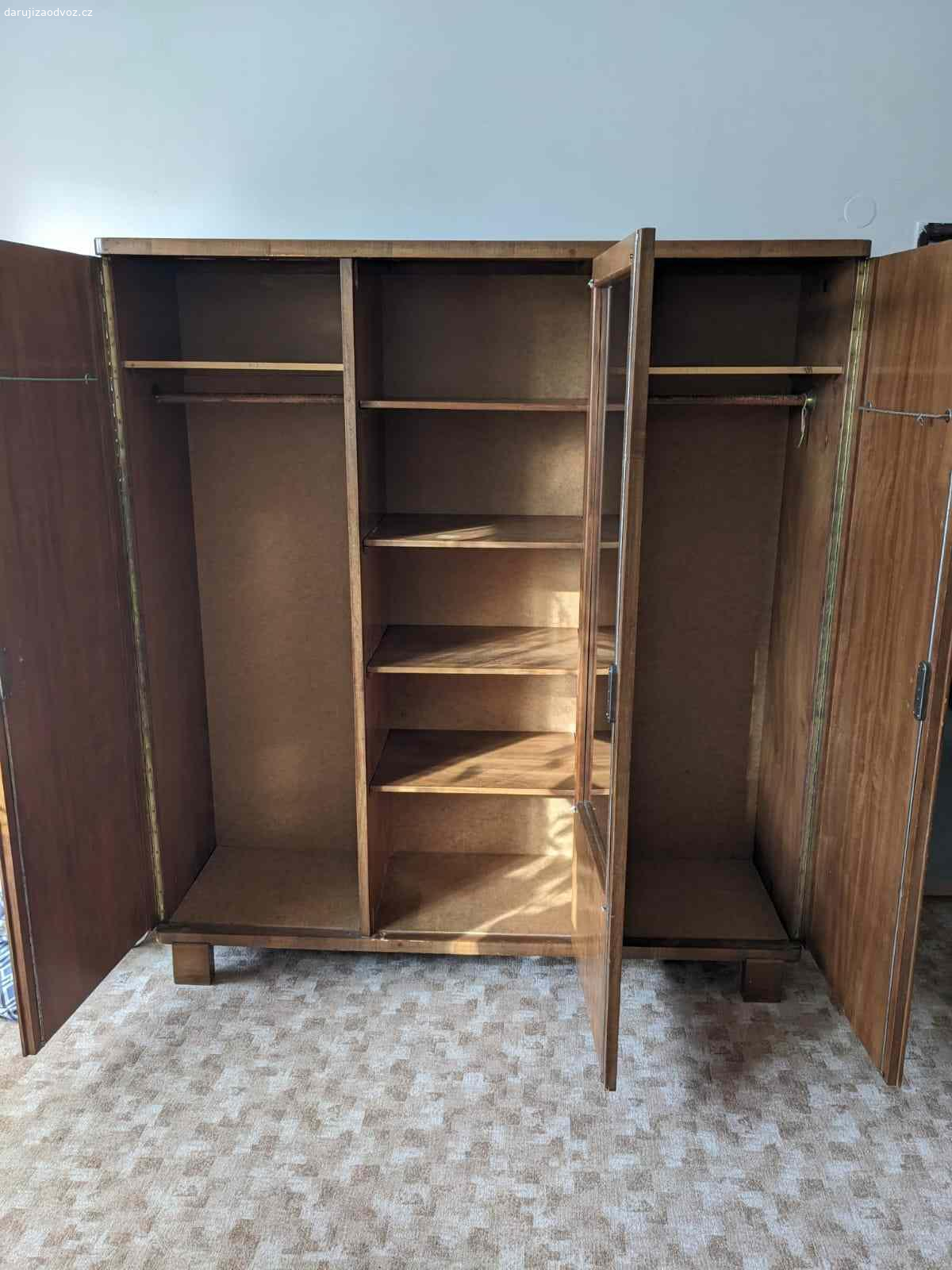 Velká trojdílná skříň z ořechového dřeva. Daruji za odvoz starou skříň z ořechového dřeva - viz fotky. Její rozměry jsou 176 x 196 x 50 cm (šířka x výška x hloubka). Jako bonus je možné přidat k tomu menší dvoudílnou skříň 195 x 110 x 50 cm (š x v x h) a / nebo noční stolek 58 x 46 x 34 cm ze stejného dřeva.