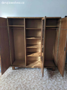Velká trojdílná skříň z ořechového dřeva