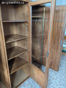 Velká trojdílná skříň z ořechového dřeva