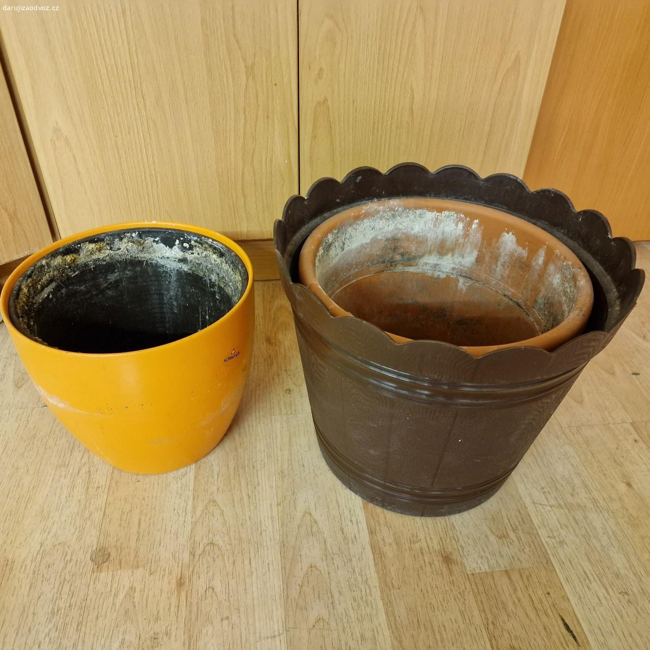 ZDARMA Velké květináče. za odvoz velké květináče.Těšnov, Praha 1