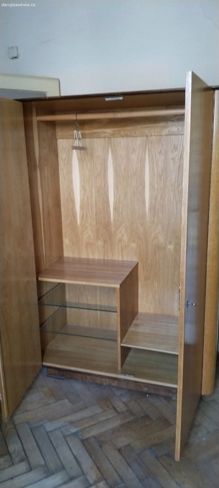 velké staré skříně. Velké staré skříně, odvoz Příbram, 3 patro bez výtahu.