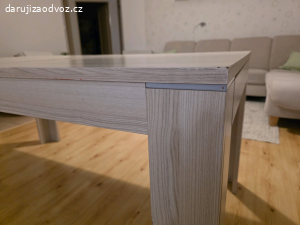 Velký rozkládací jídelní stůl