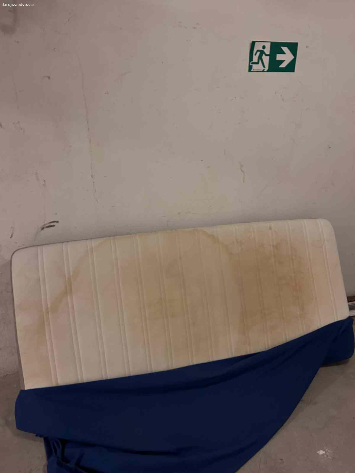 Velmi používaný gauč a matrace od nájemníků. Pomůžu vám to vynést z budovy, gauč je v 5. patře s velmi širokými schody a matrace je ve skladu -1.