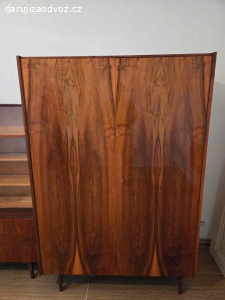 Velmi zachovalé skříně