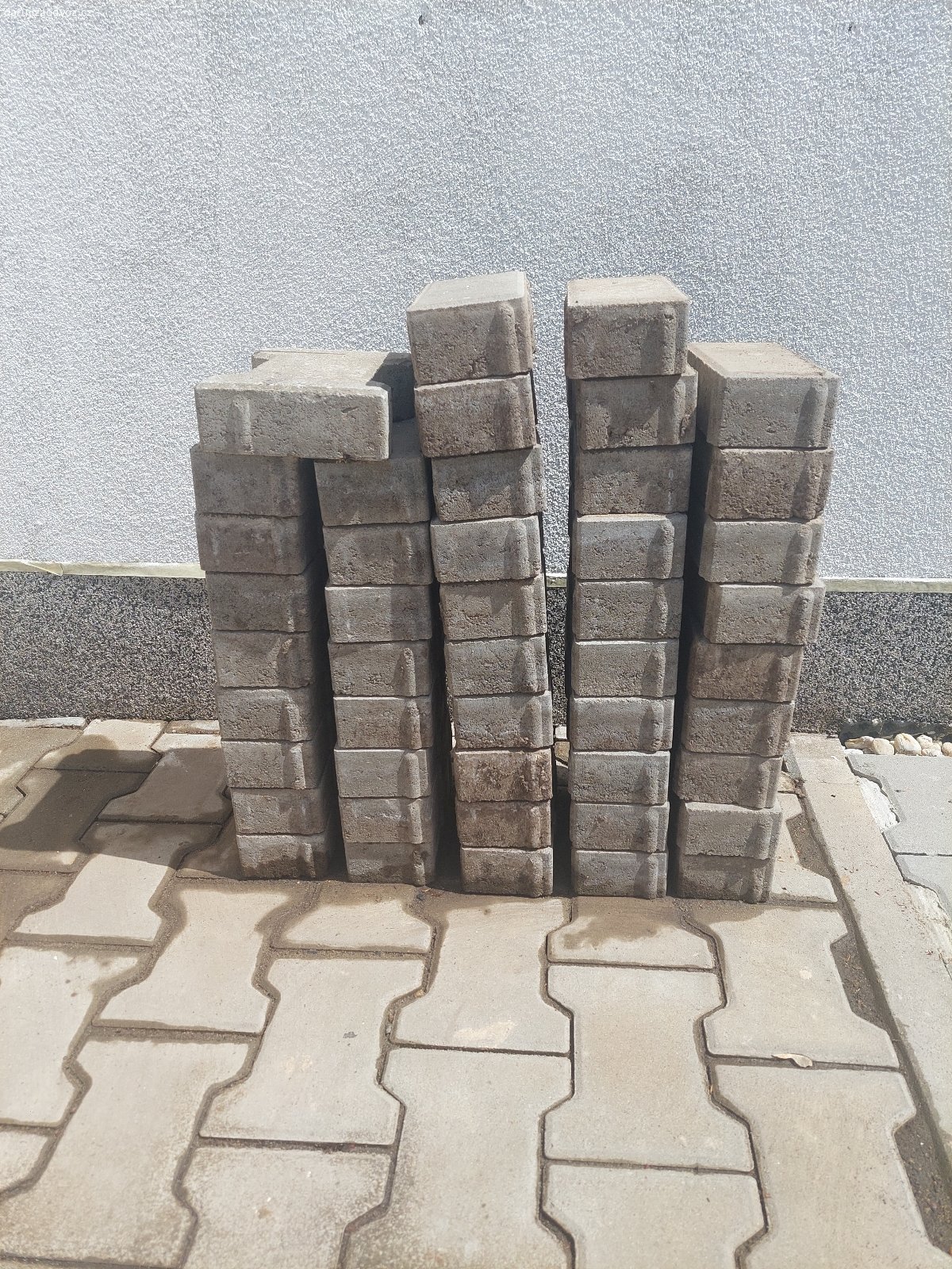 Venkovni/Zamkove dlazby. Pouzita zamkove dlazby - ruzne velikosti na obrazku
Ctverec: 30 cm x 30 cm, 24 ks
Dlouhe: d100 cm x h20 cm, 3 ks
Mala zamkova dlazba: 20 cm x 10 cm, 45 ks