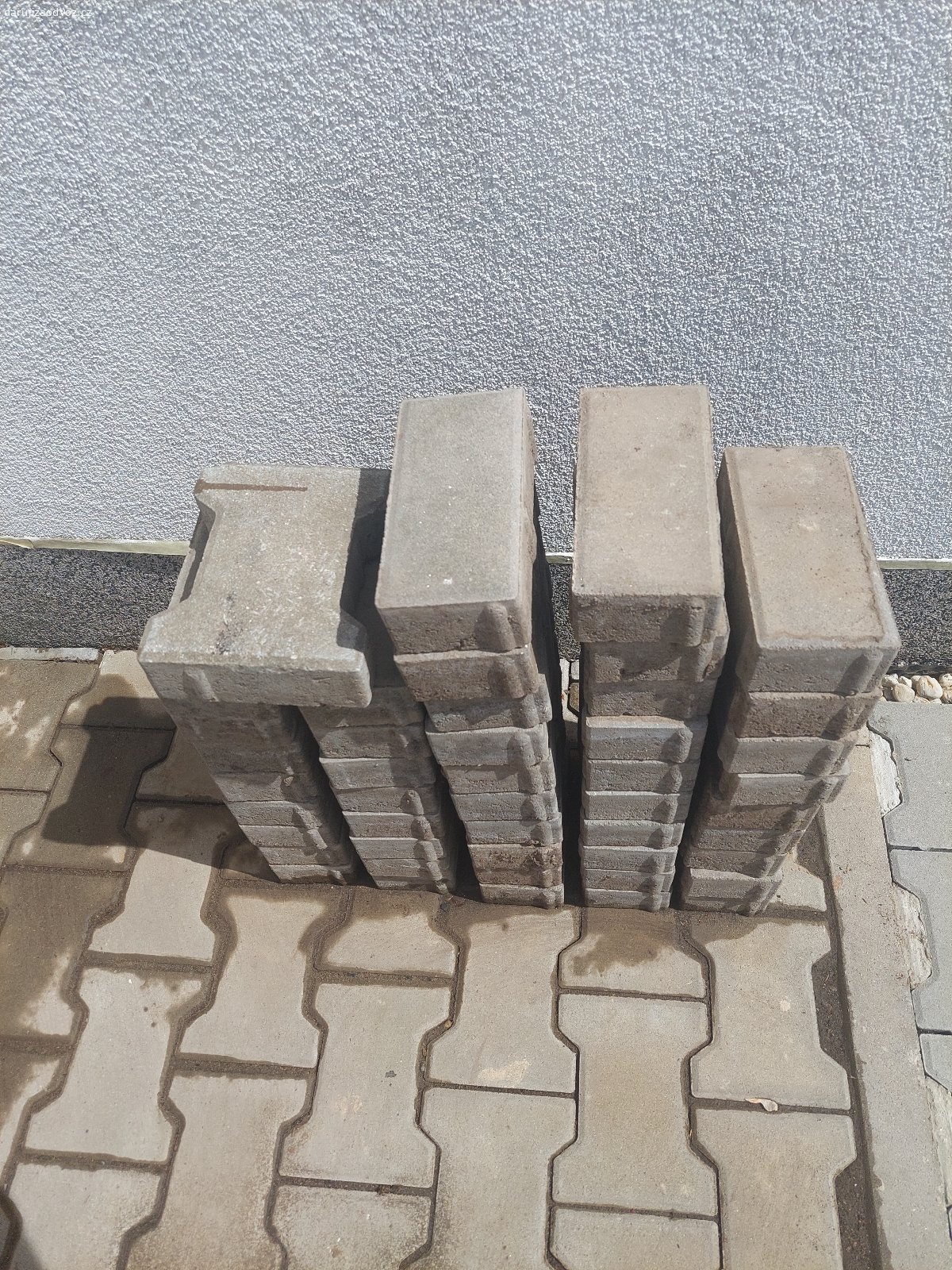 Venkovni/Zamkove dlazby. Pouzita zamkove dlazby - ruzne velikosti na obrazku
Ctverec: 30 cm x 30 cm, 24 ks
Dlouhe: d100 cm x h20 cm, 3 ks
Mala zamkova dlazba: 20 cm x 10 cm, 45 ks