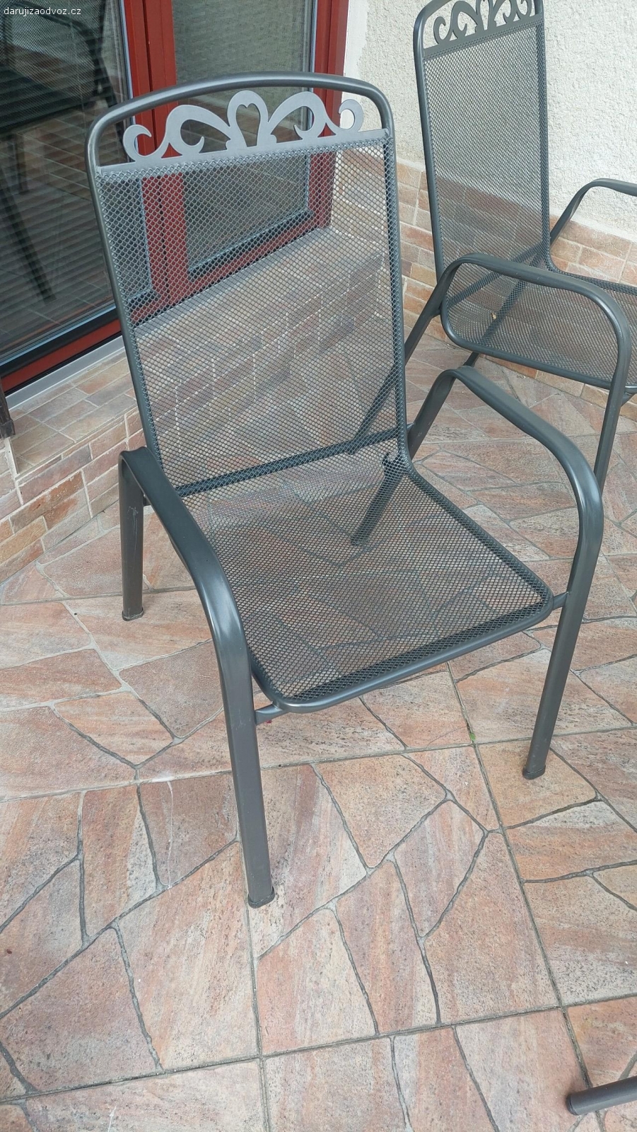 Venkovní židle. Daruji prasklo venkovní kovovou židli. Někdo, kdo umí svaret, si to opraví asi jednodusse sam. Viz foto.