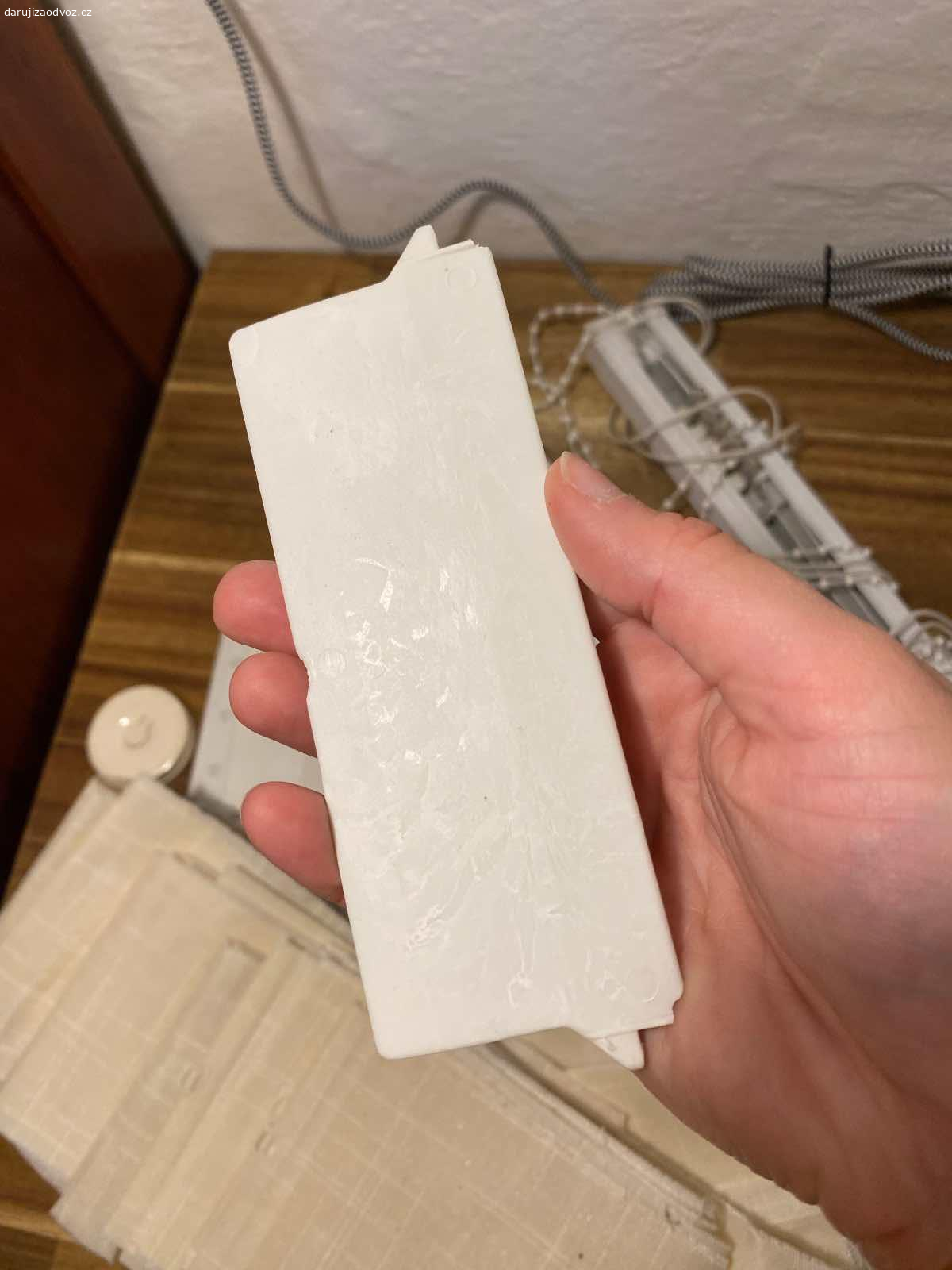 Vertikální žaluzie. Daruji používané vertikální žaluzie. Celkem 2 kusy. Jeden kus šířka 65 cm, druhý kus šířka 60,5 cm. Některá závažíčka polámaná, ale jde dokoupit na netu. Délka vertikálů je 195 cm. Na foto pomuchlané. Vzor vit foto, jsou lehce béžové. Celkem 12 kusů pásků. Osobní odběr Sudoměřice u Bechyně. Nebo zaslání dle domluvy PPL na výdejnu  +112,- poštovné předem na účet.