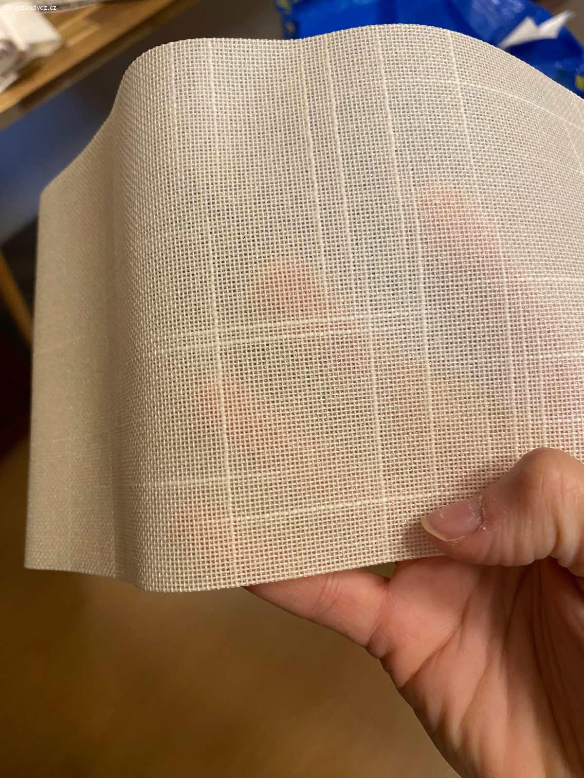 Vertikální žaluzie. Daruji používané vertikální žaluzie. Celkem 2 kusy. Jeden kus šířka 65 cm, druhý kus šířka 60,5 cm. Některá závažíčka polámaná, ale jde dokoupit na netu. Délka vertikálů je 195 cm. Na foto pomuchlané. Vzor vit foto, jsou lehce béžové. Celkem 12 kusů pásků. Osobní odběr Sudoměřice u Bechyně. Nebo zaslání dle domluvy PPL na výdejnu  +112,- poštovné předem na účet.