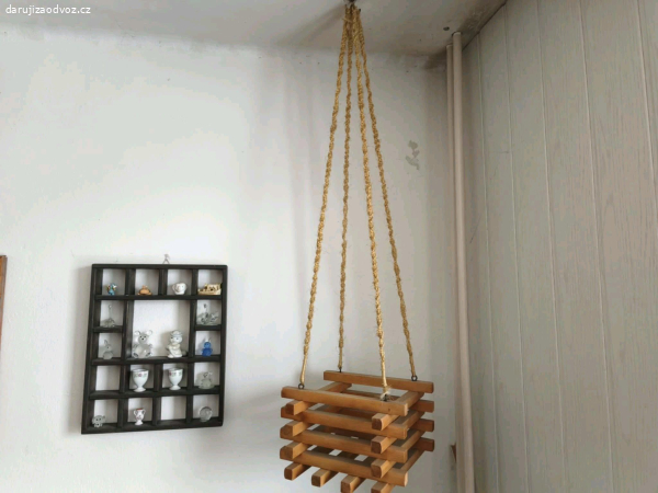 věšák na kytku a políčka