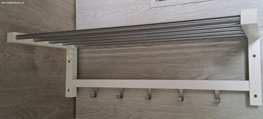 Věšák TJUSIG z IKEA