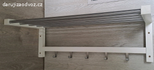 Věšák TJUSIG z IKEA