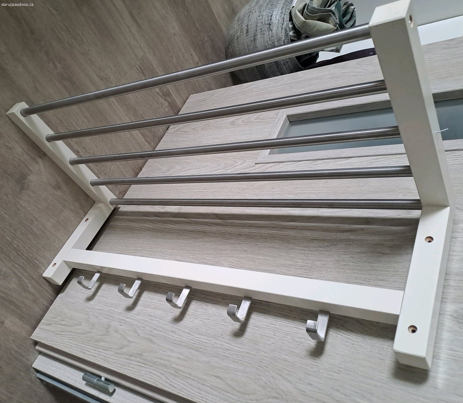 Věšák TJUSIG z IKEA. Daruji nástěnný věšák TJUSIG z IKEA. z jedné strany je od předchozích majitelů šroubek (viz foto). 

Více info k rozměrům: https://www.ikea.com/cz/cs/p/tjusig-vesak-bila-40152633/