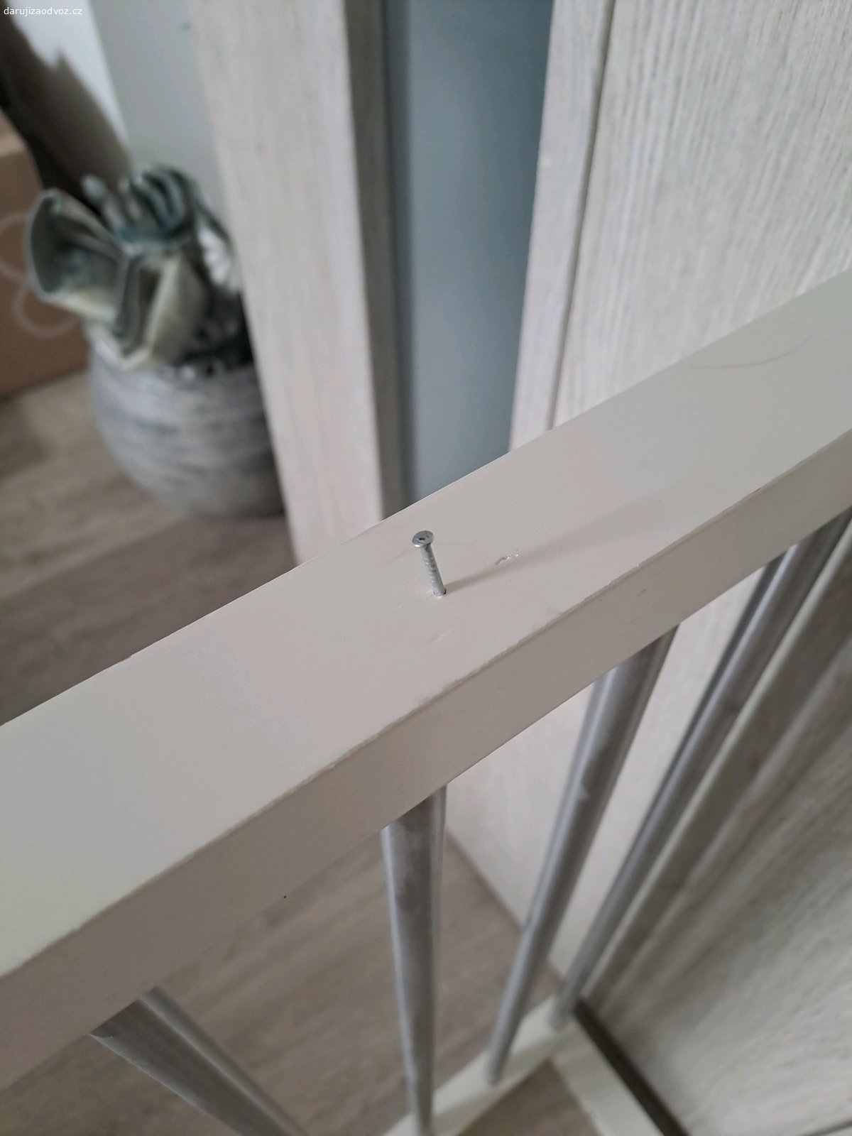 Věšák TJUSIG z IKEA. Daruji nástěnný věšák TJUSIG z IKEA. z jedné strany je od předchozích majitelů šroubek (viz foto). 

Více info k rozměrům: https://www.ikea.com/cz/cs/p/tjusig-vesak-bila-40152633/