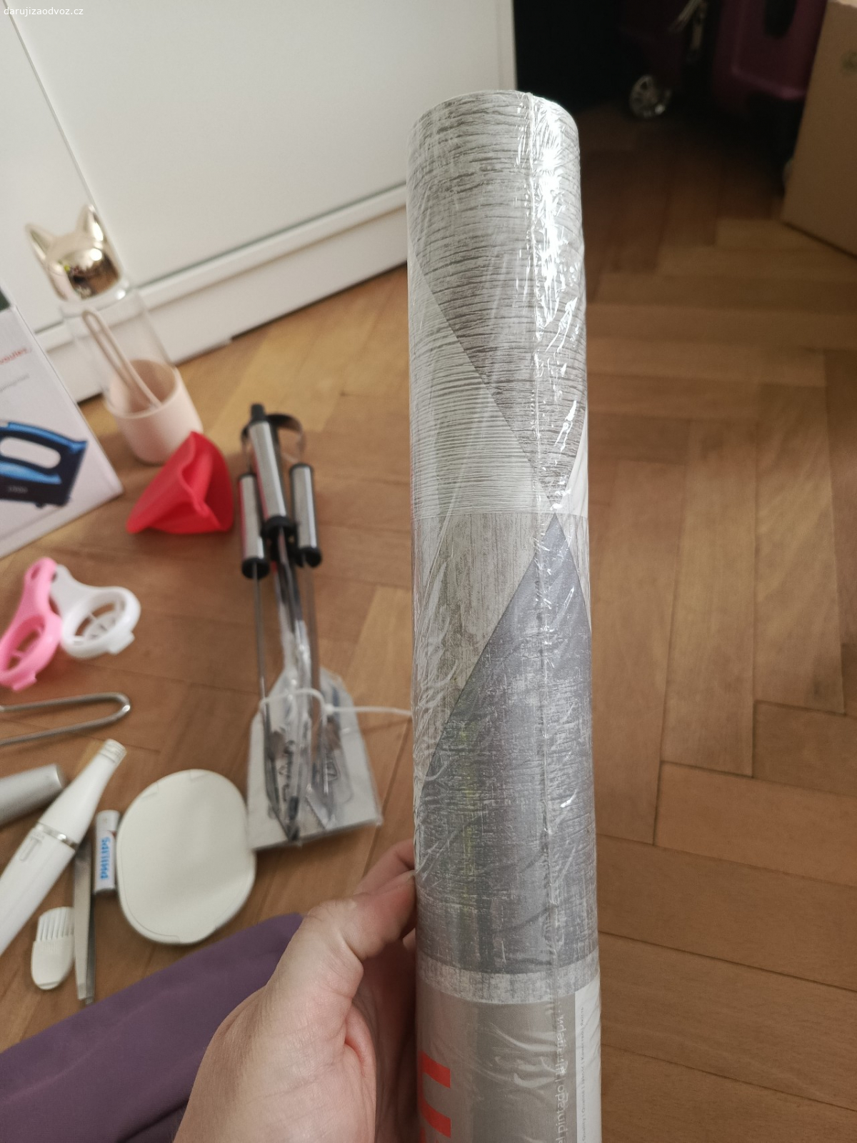 Veškeré věci z fotky. Nabízím věci z fotky.jedná se o novou tapetu(nevim jestli na lepidlo nebo samolepící),návlek na mop Picobello S,struna na sýr,strojek na chloupky Braun, oddělovač žloutků, malá láhev, silikonová chňapka , mixér a nová IKEA sada 3v1
Odběr co nejdříve osobně