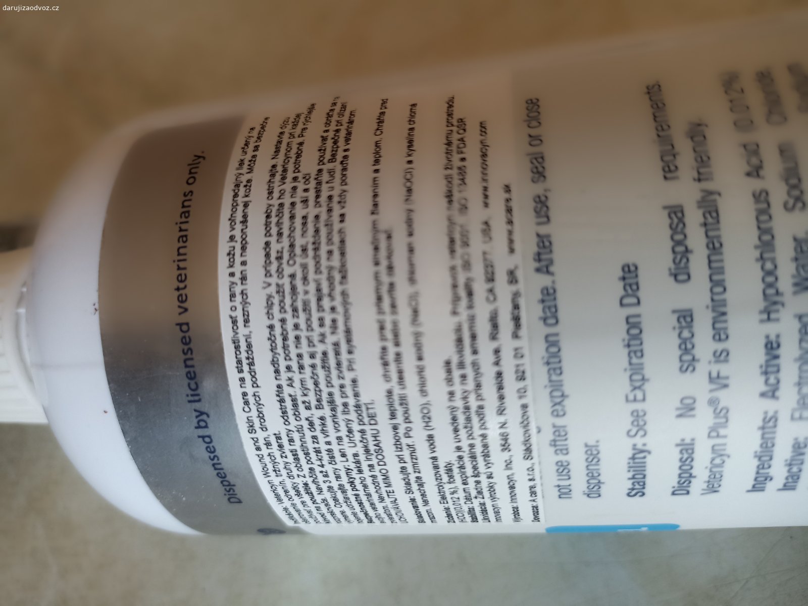 Vetericyn VF Plus.. Vetericyn VF Plus Hydrogel pro hojení ran,nedráždivý,bezpečný v případě olíznutí nebo požití zvířetem,funguje na všechny typy zvířecí kůže.

Je určen pro zvlhčování a odstranění nečistot z rány akutních a chronických kožních lézí,které jsou částečné nebo v plné tloušťce rány,jako je 1. a 2 . stupeň popálenin, I – IV bércové vředy, bércové vředy , odřeniny a drobná kožní podráždění,pooperační rány,roubovaná a dárcovská místa,kromě zvlhčování a lubrikování absorpčních obvazů.

Je to originál od veterináře.
Použito jednou,už ho nepotřebuji a je mi líto vyhodit. Má prasklou vrchní část,viz. foto,ale na používání to nemá vliv.Původní cena byla 1600,-kč a má to 500 ml. V případě zájmu napište email. Zájemce si musí sám vygenerovat kód pro odeslání.