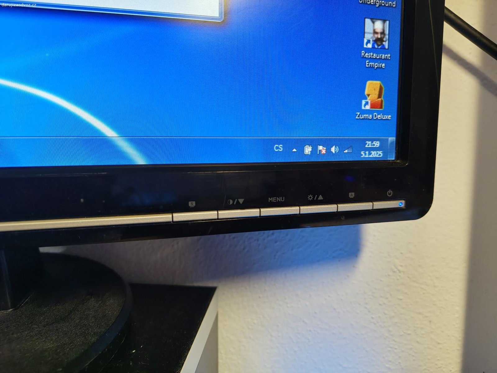 VGA monitor. Daruji za odvoz (plechovkua RedBullu potěší, není podmínkou :D ) VGA LCD monitor Asus VD221D s rozlišením 1680x1024. CCFL podsvícení takže maximální jas nastane až po zahřátí.
Monitor se velmi dlouho dobu nepoužíval, dostal se ke mě před 10ti lety jako nepotřebný a sám jsem ho zapnul za celou dobu po druhé až dnes a otestoval připojením na noťas.
Bez kabelů, pouze samotný monitor.
Neposílám, pouze za odvoz. Jinak jde do 14 dnů na likvidaci.
Vyzvednutí: Týnec nad Sázavou, Brodce