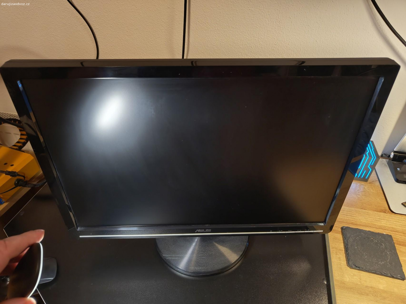 VGA monitor. Daruji za odvoz (plechovkua RedBullu potěší, není podmínkou :D ) VGA LCD monitor Asus VD221D s rozlišením 1680x1024. CCFL podsvícení takže maximální jas nastane až po zahřátí.
Monitor se velmi dlouho dobu nepoužíval, dostal se ke mě před 10ti lety jako nepotřebný a sám jsem ho zapnul za celou dobu po druhé až dnes a otestoval připojením na noťas.
Bez kabelů, pouze samotný monitor.
Neposílám, pouze za odvoz. Jinak jde do 14 dnů na likvidaci.
Vyzvednutí: Týnec nad Sázavou, Brodce