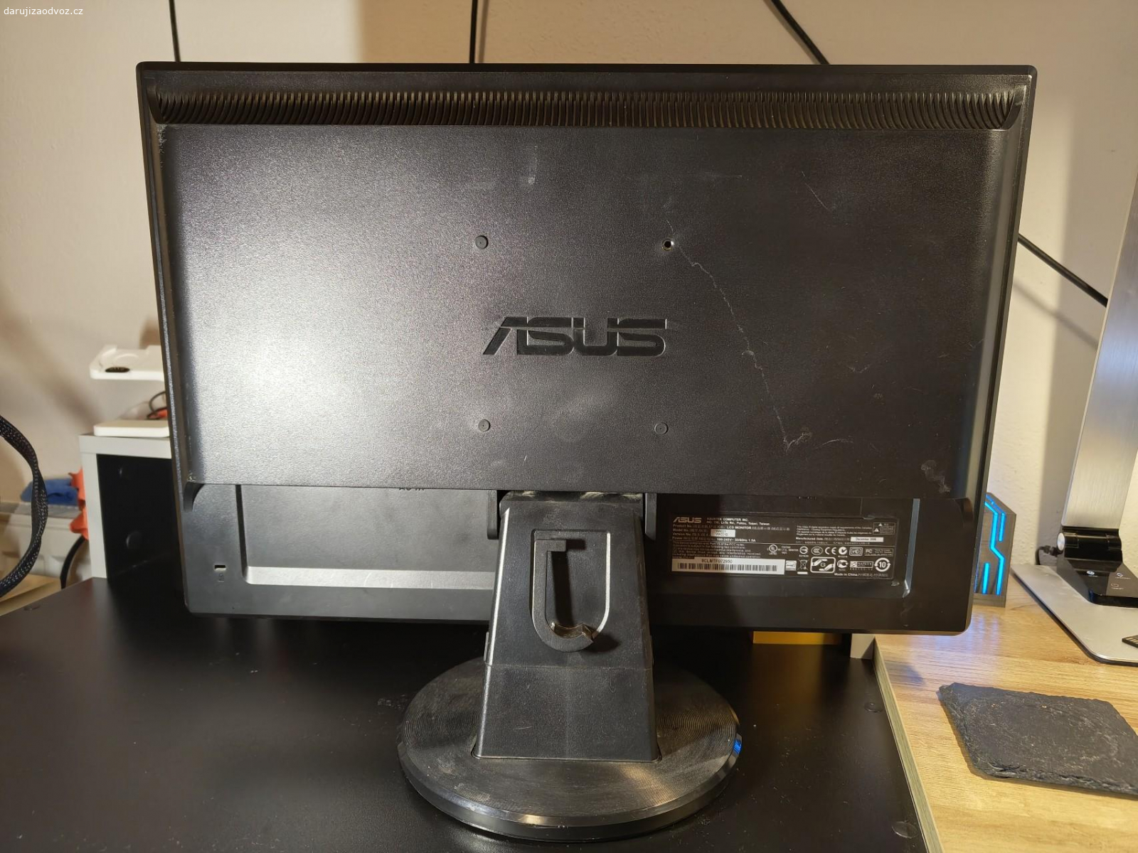 VGA monitor. Daruji za odvoz (plechovkua RedBullu potěší, není podmínkou :D ) VGA LCD monitor Asus VD221D s rozlišením 1680x1024. CCFL podsvícení takže maximální jas nastane až po zahřátí.
Monitor se velmi dlouho dobu nepoužíval, dostal se ke mě před 10ti lety jako nepotřebný a sám jsem ho zapnul za celou dobu po druhé až dnes a otestoval připojením na noťas.
Bez kabelů, pouze samotný monitor.
Neposílám, pouze za odvoz. Jinak jde do 14 dnů na likvidaci.
Vyzvednutí: Týnec nad Sázavou, Brodce