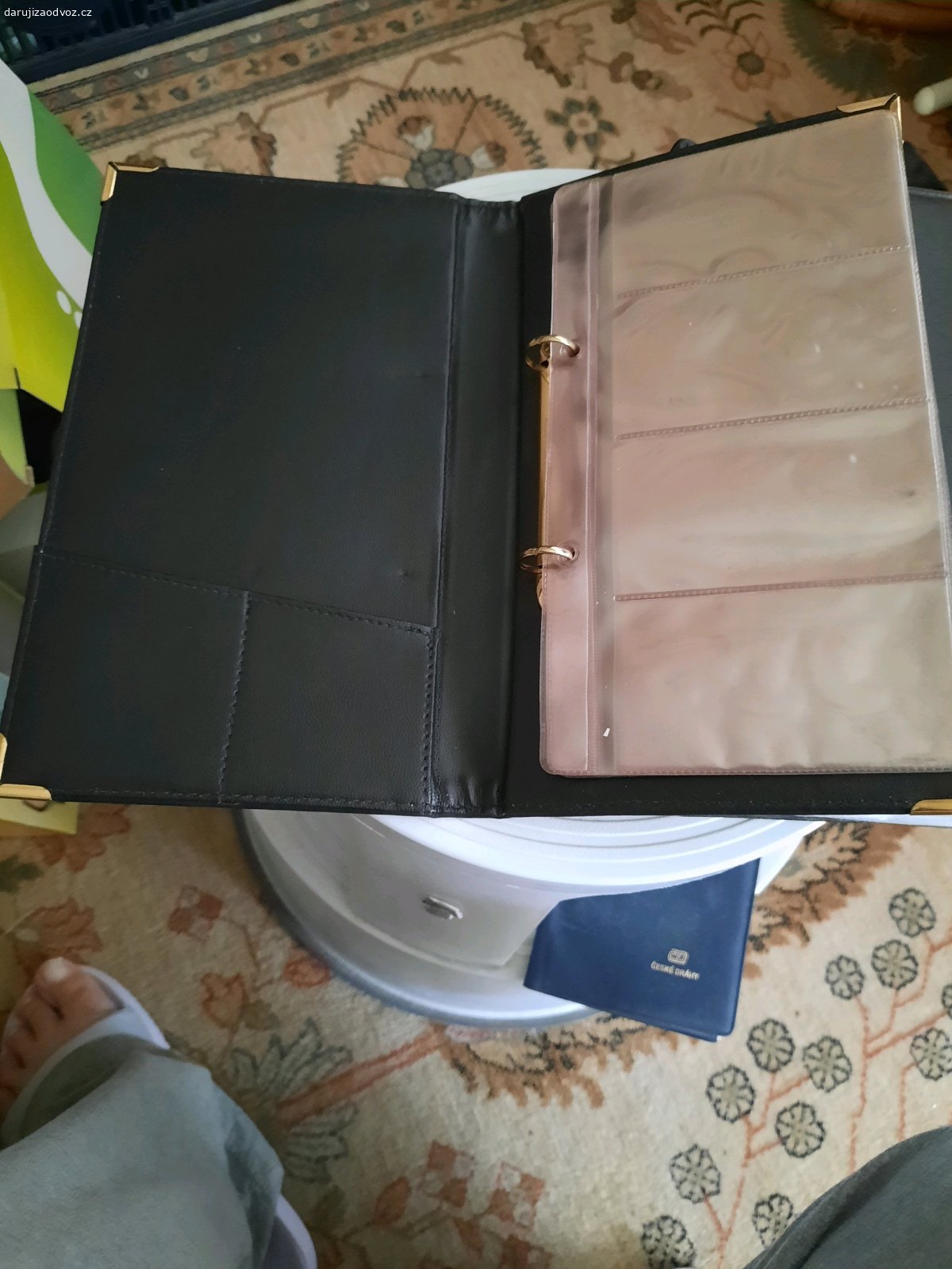 Pořadače na vizitky. 3 pořadače na vizitky, 2 kožené desky s kroužkovým uchycením vkladových desek, 1 menší semišové s reklamním logem a fixním úchytem vnitřních desek. Preferuji osobní předání před zasíláním.