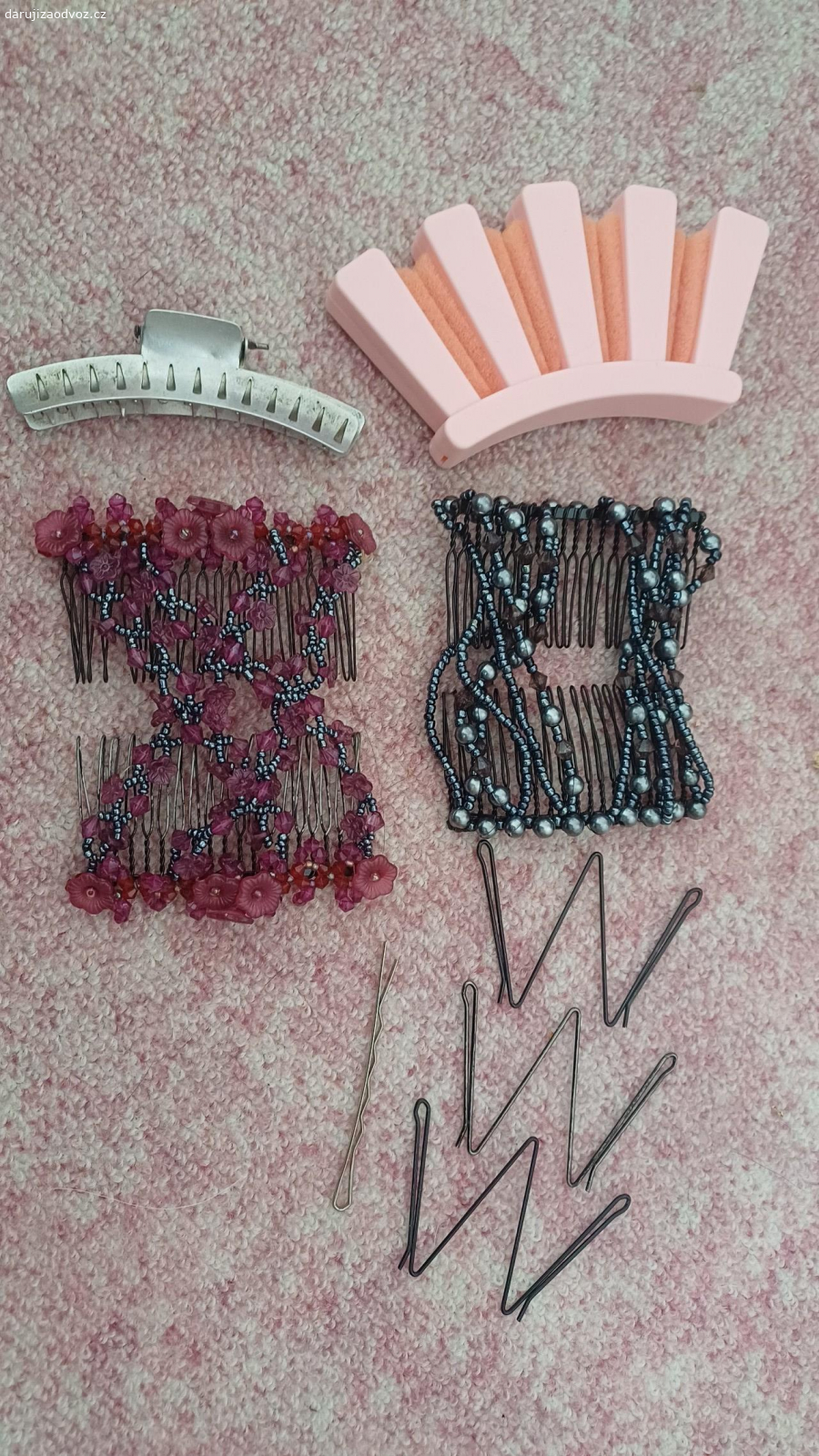 Vlasové doplňky, kosmetika. sponky, ozdoby, doplňky do vlasů, voňavky, oční stíny, paletky, vše staršího data, použité