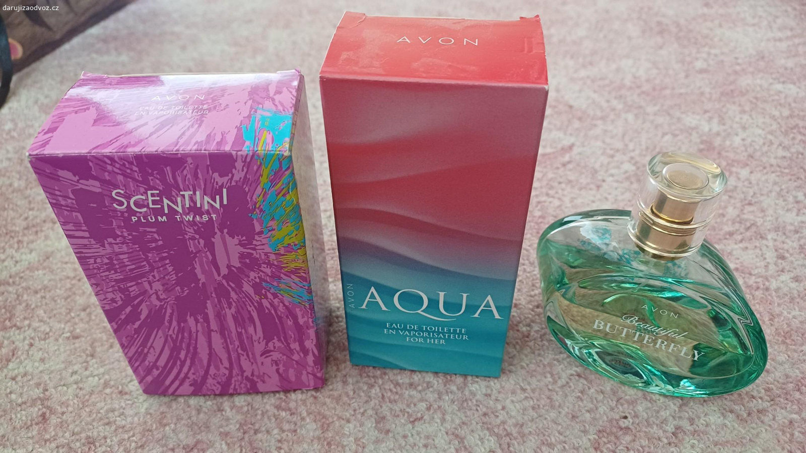 Vlasové doplňky, kosmetika. sponky, ozdoby, doplňky do vlasů, voňavky, oční stíny, paletky, vše staršího data, použité